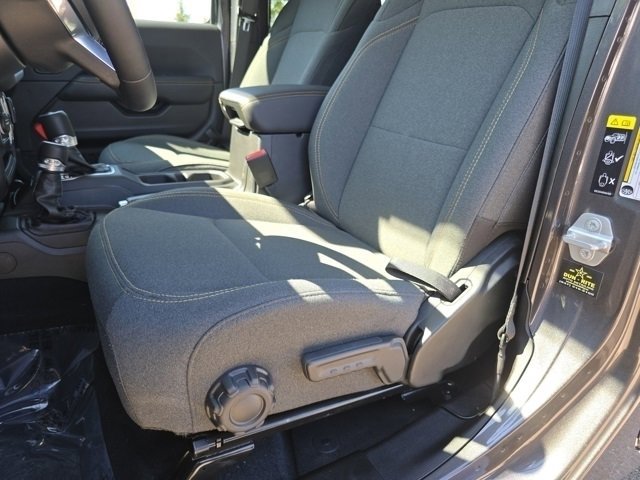 2025 Jeep Wrangler Sahara photo 4