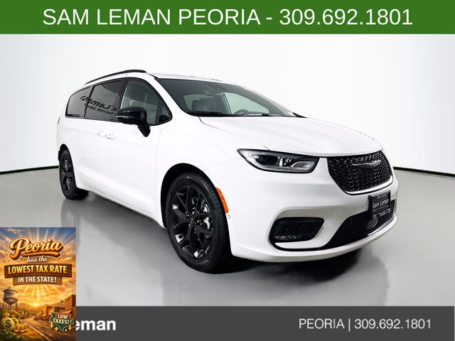 2026 Chrysler Pacifica Limited's photo