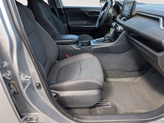 2021 Toyota RAV4 LE photo 17