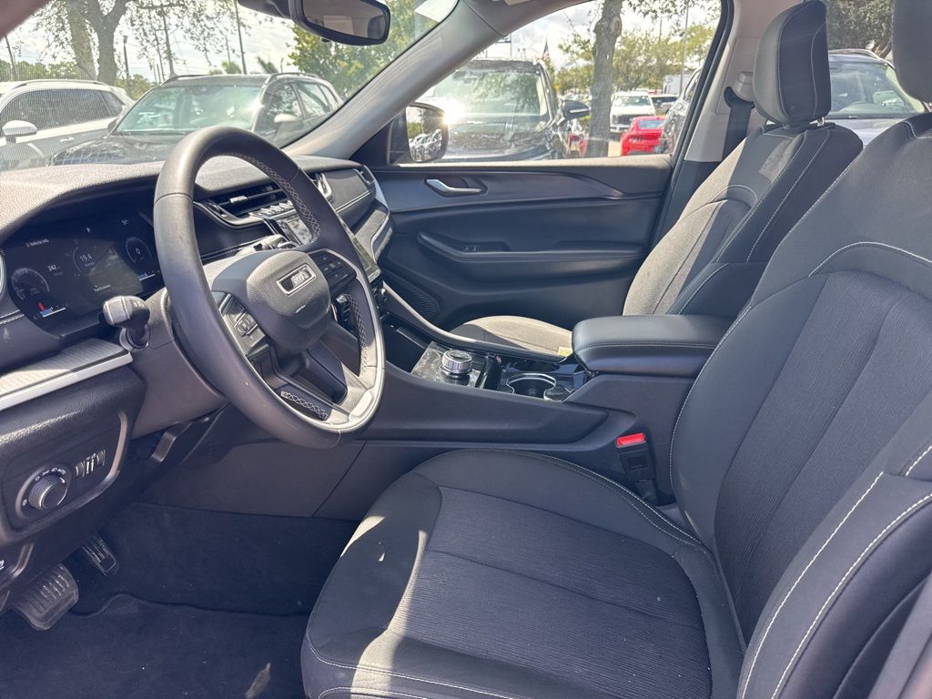 2023 Jeep Grand Cherokee Laredo photo 6