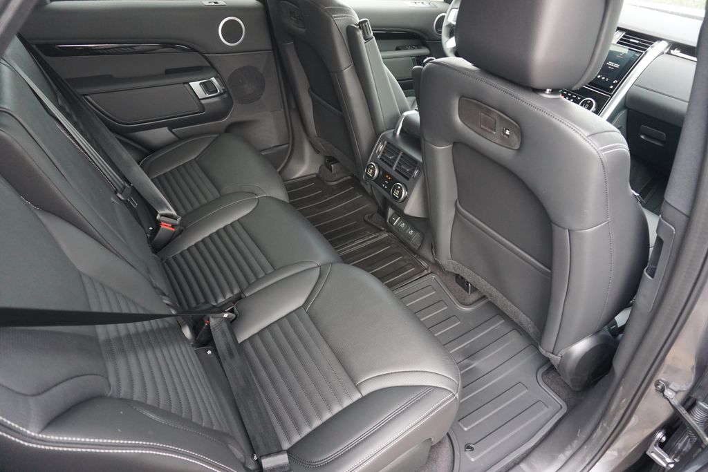 2025 Land Rover Discovery S photo 26