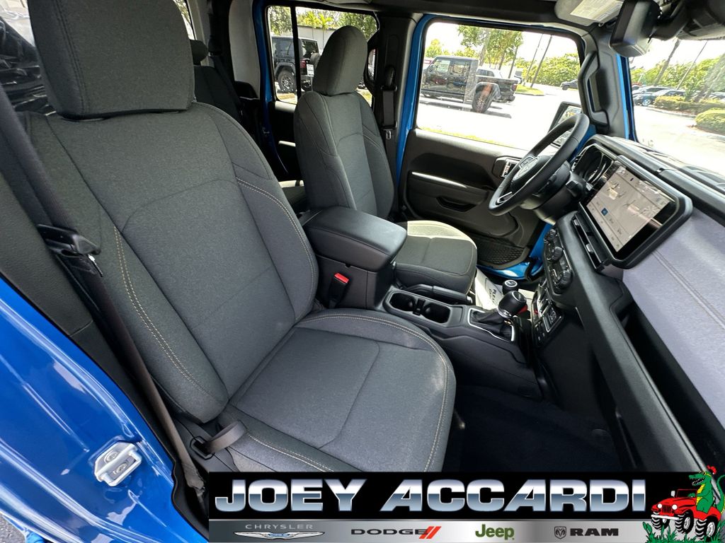 2025 Jeep Gladiator Willys photo 23