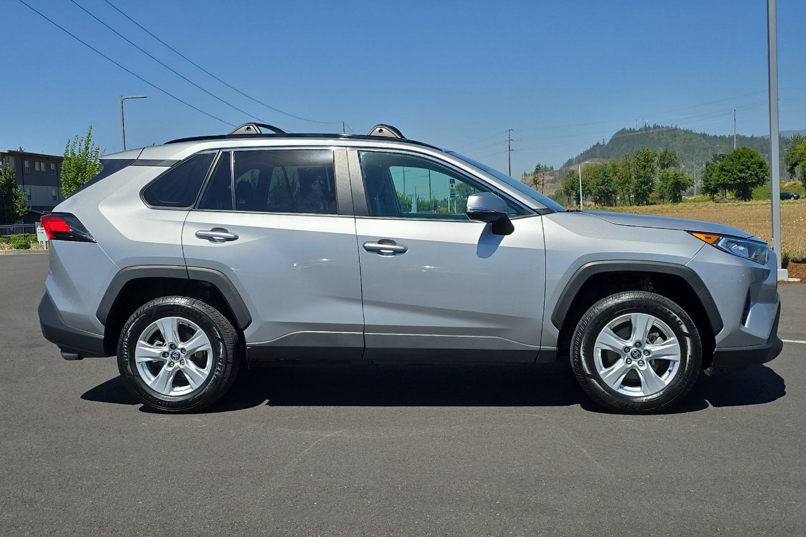 2021 Toyota RAV4 XLE photo 2