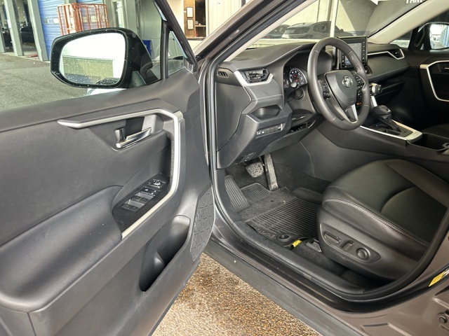 2022 Toyota RAV4 XLE Premium photo 22