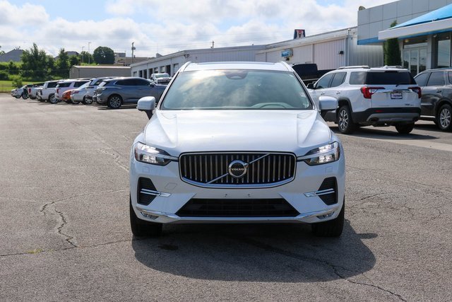 2023 Volvo XC60 B5 Plus photo 3