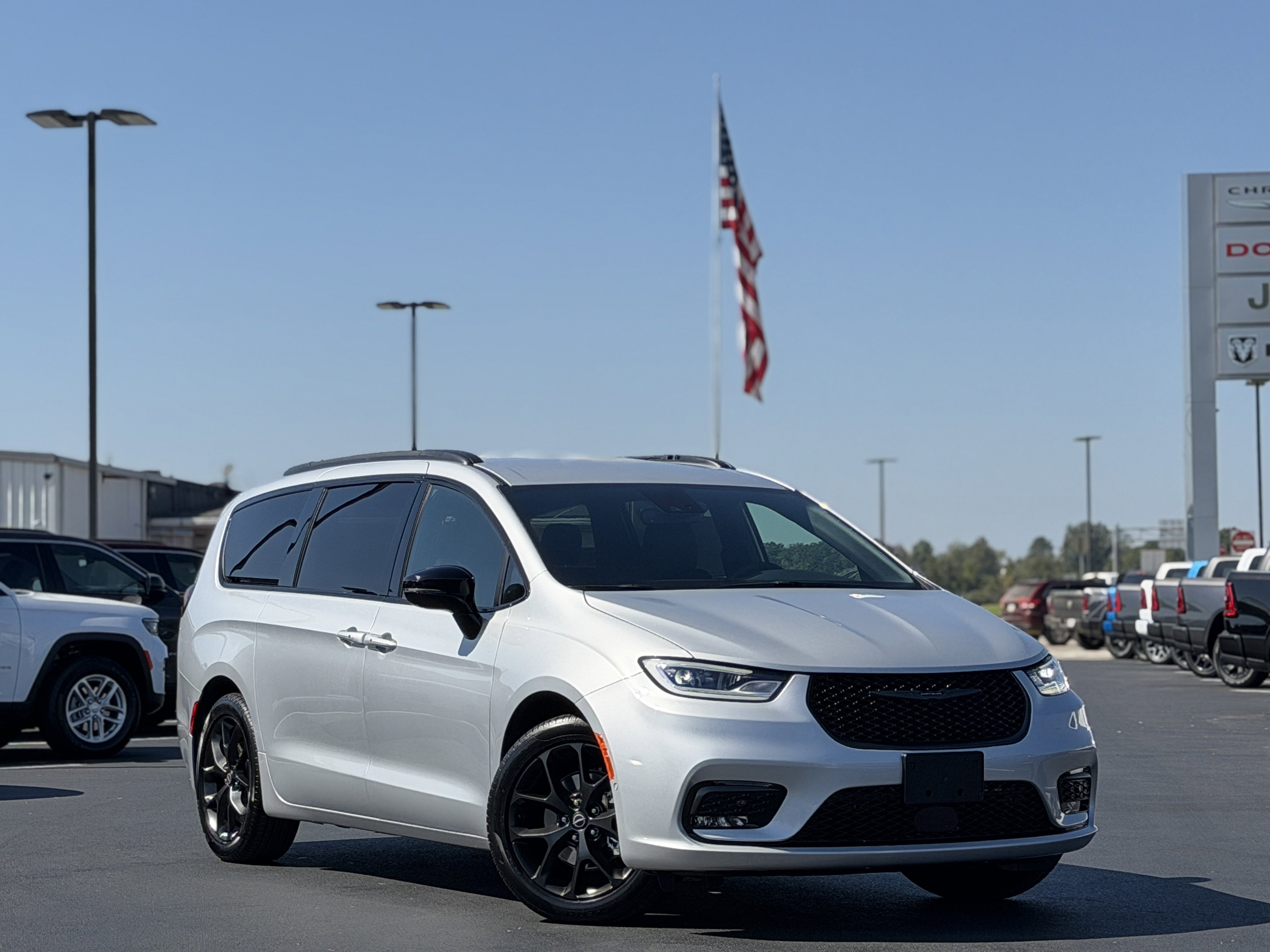 2026 Chrysler Pacifica Select's photo