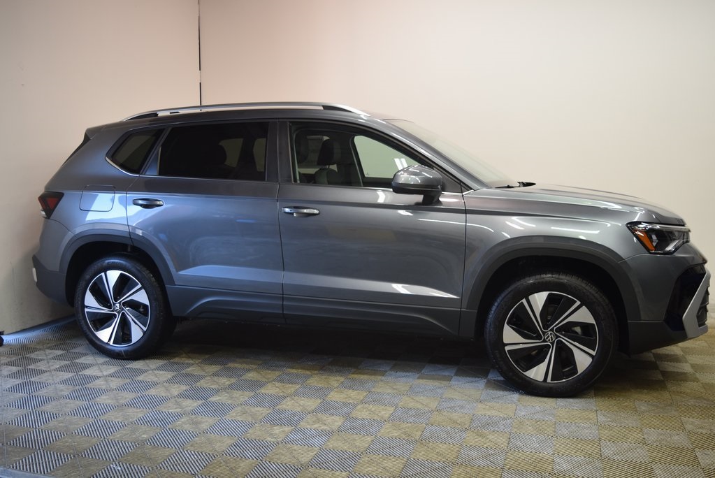 2025 Volkswagen Taos SE photo 2