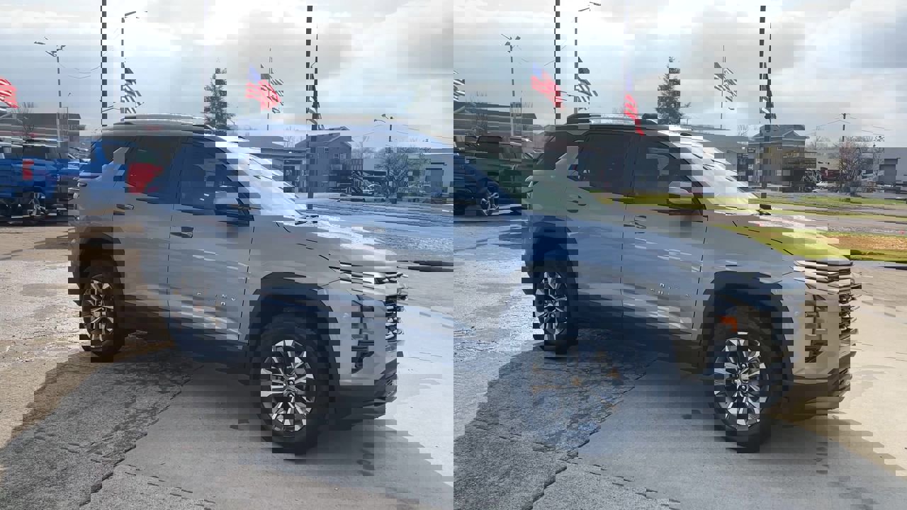 2026 Chevrolet Equinox LT photo 2