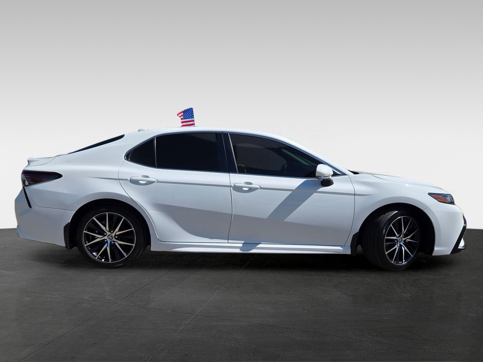 2024 Toyota Camry Hybrid SE photo 3