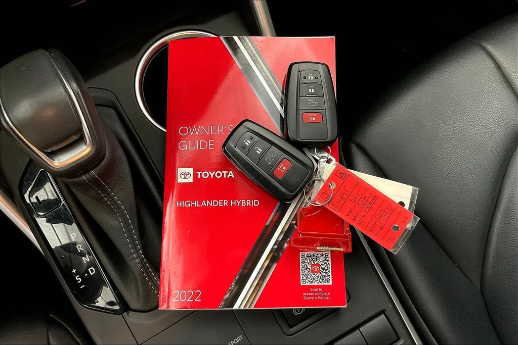 2022 Toyota Highlander Hybrid XLE photo 11