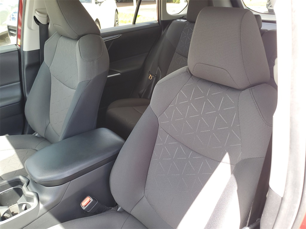 2019 Toyota RAV4 XLE photo 16