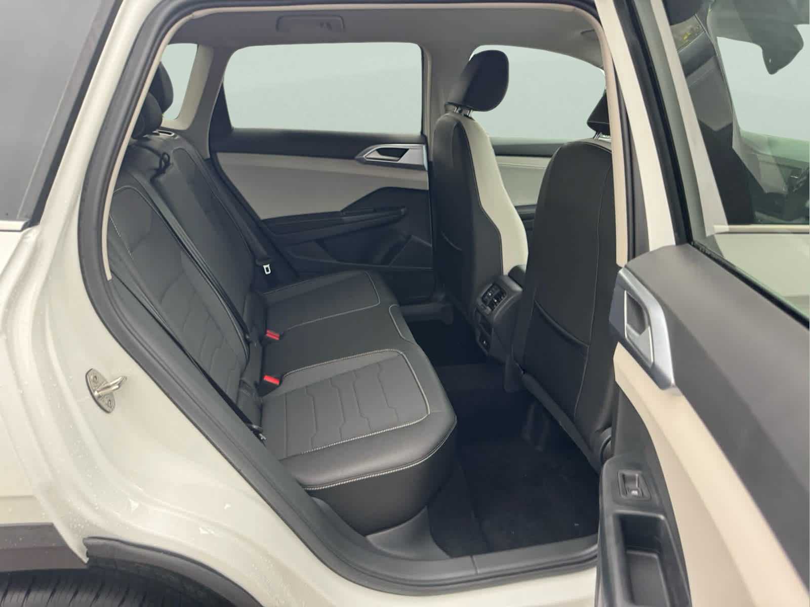 2025 Volkswagen Taos SE photo 35