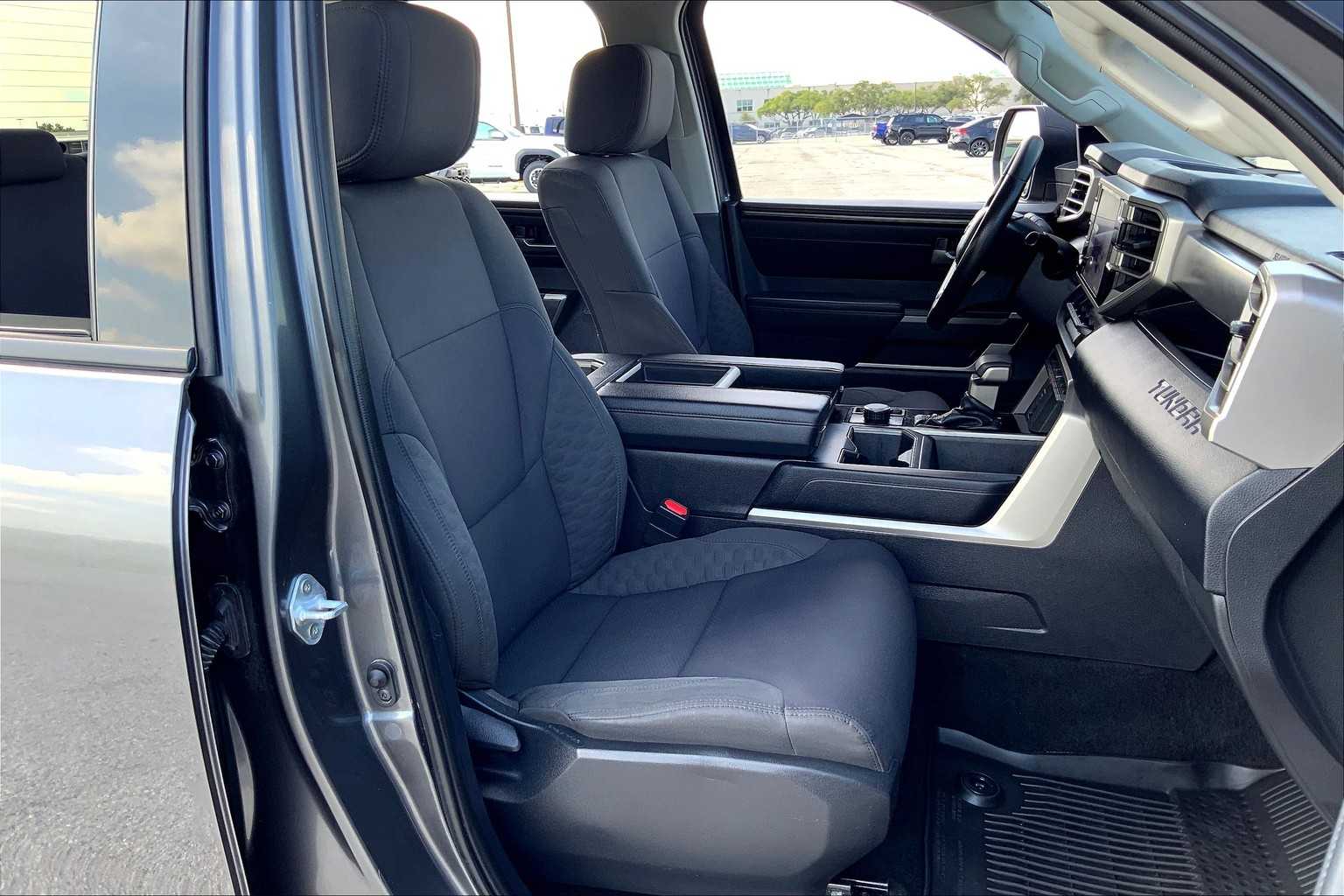 2023 Toyota Tundra SR5 CrewMax photo 8
