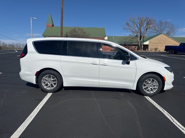 2025 Chrysler Voyager LX photo 7
