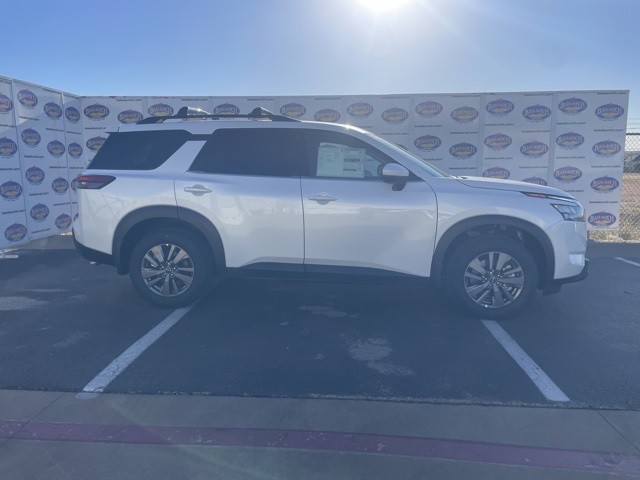 2025 Nissan Pathfinder SV's photo