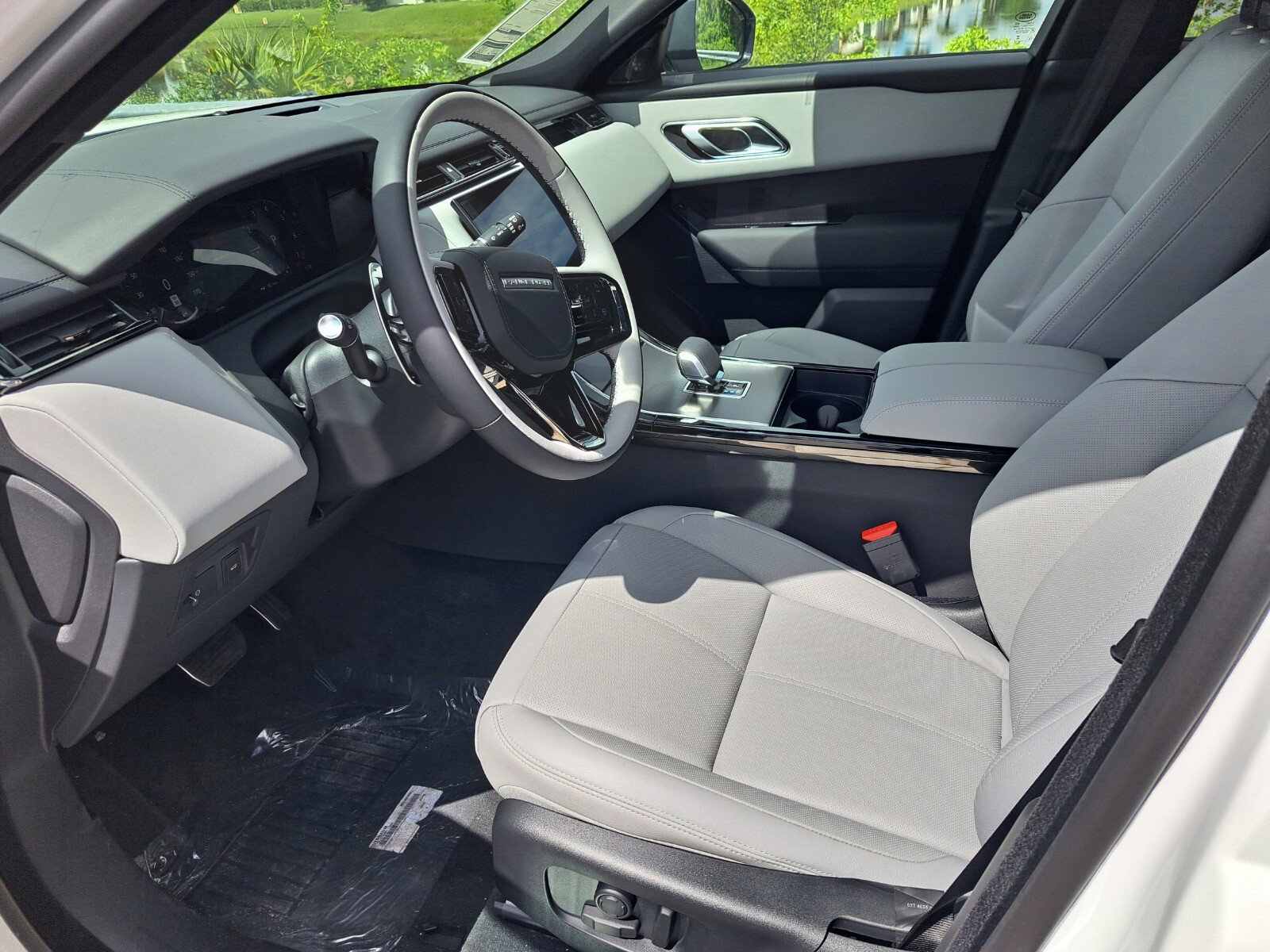 2026 Land Rover Range Rover Velar SE photo 11