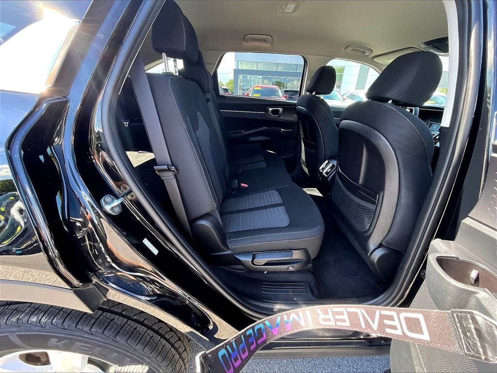 2022 Kia Sorento LX photo 16