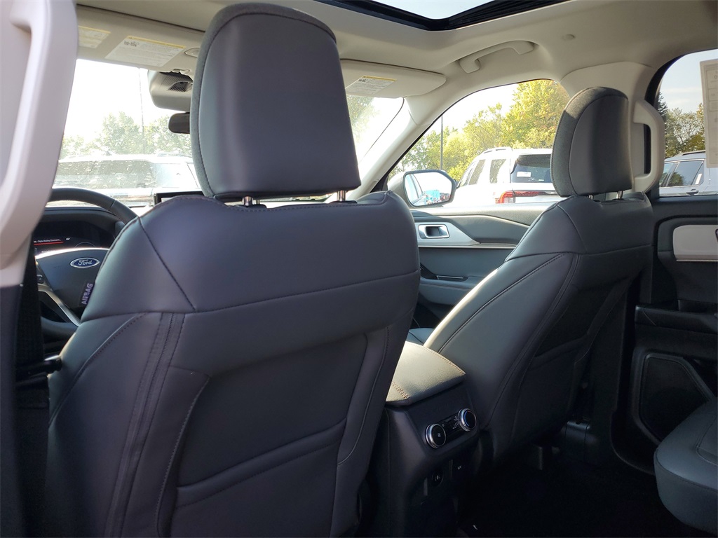 2025 Ford Explorer photo 26