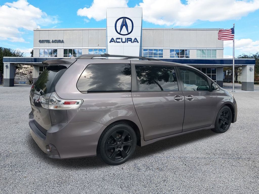 2019 Toyota Sienna SE photo 4