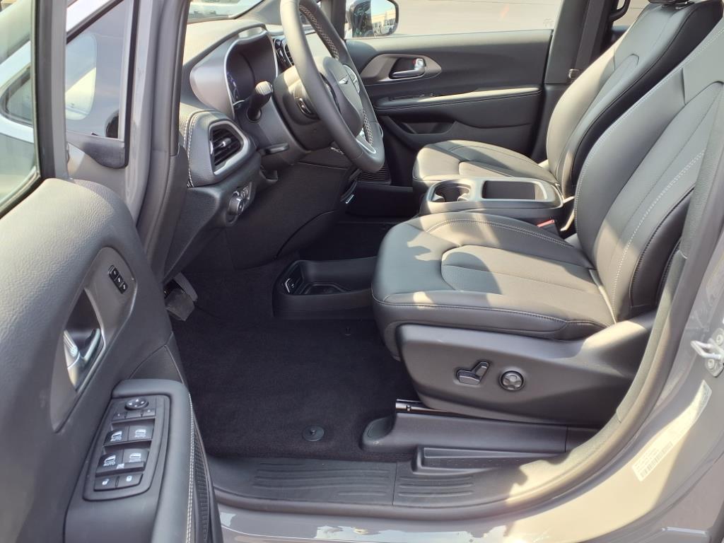 2025 Chrysler Pacifica photo 14