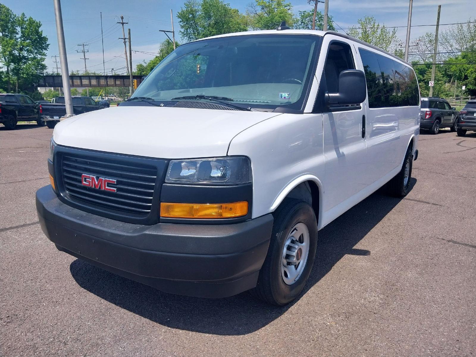 2023 Gmc Savana Passenger 3500 LS photo 2