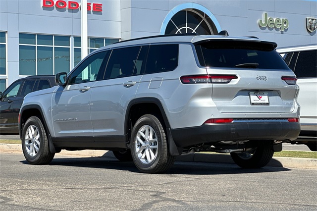 2025 Jeep Grand Cherokee Laredo photo 2