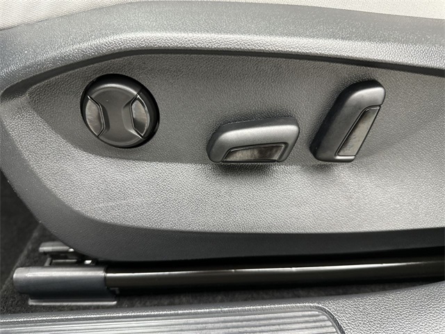 2025 Volkswagen Taos SE photo 3