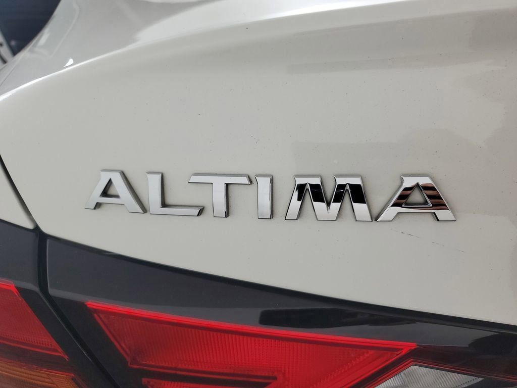 Used 2021 White Nissan 2.5 SR image 11