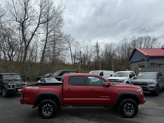 2021 Toyota Tacoma TRD Off-Road photo 2