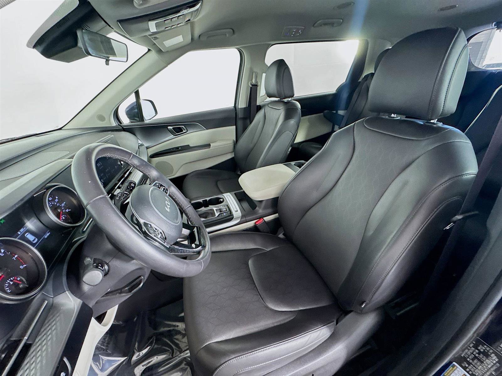 2024 Kia Carnival LX photo 11