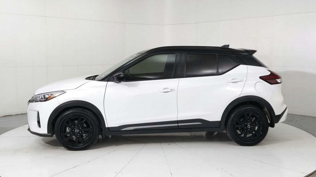 2023 Nissan Kicks SR photo 2