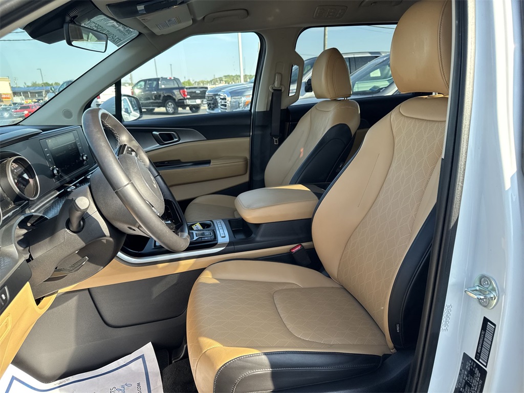 2024 Kia Carnival LX photo 17