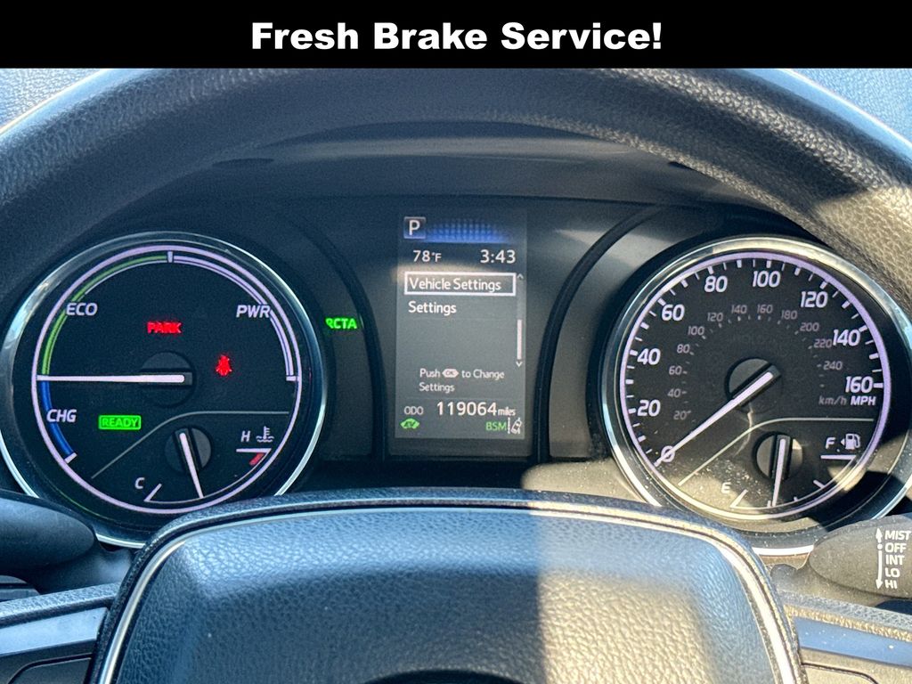 2019 Toyota Camry Hybrid LE photo 3