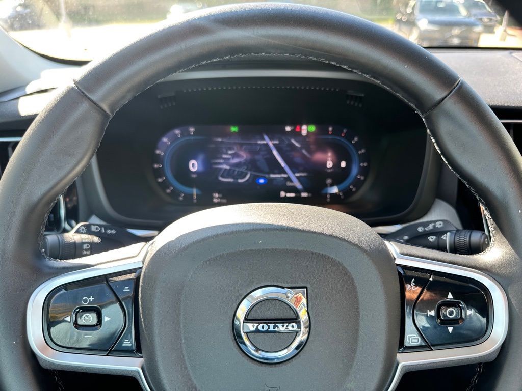 2025 Volvo XC60 B5 Plus photo 22