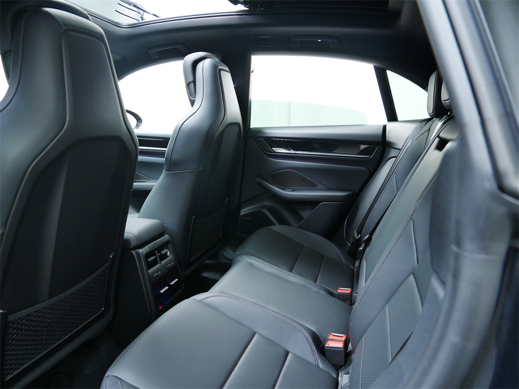 2025 Porsche Macan Electric 4 photo 14