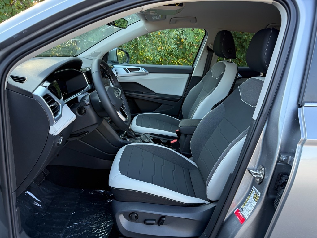 2025 Volkswagen Taos SE photo 11
