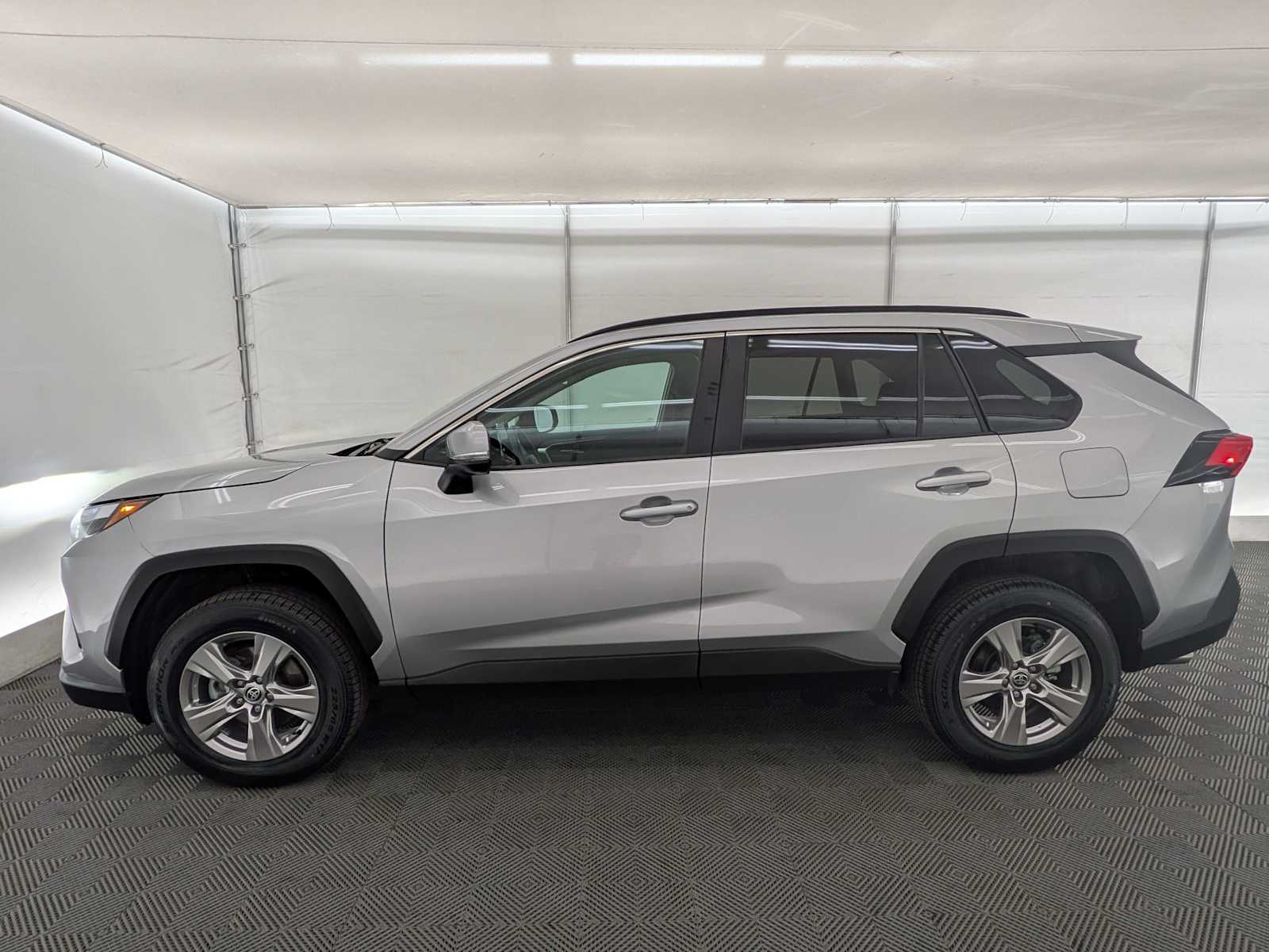 2023 Toyota RAV4 XLE photo 2