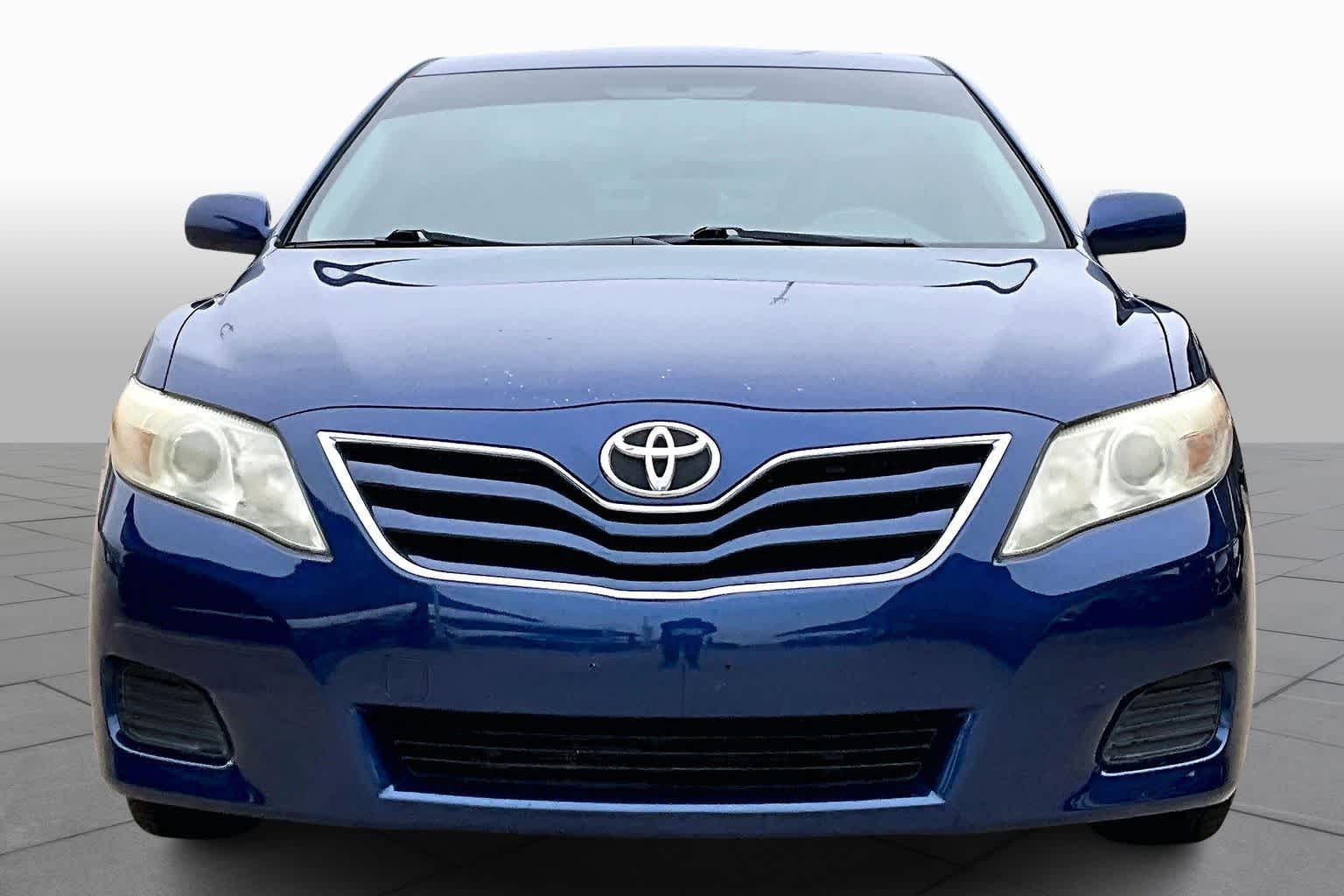 2010 Toyota Camry LE photo 3