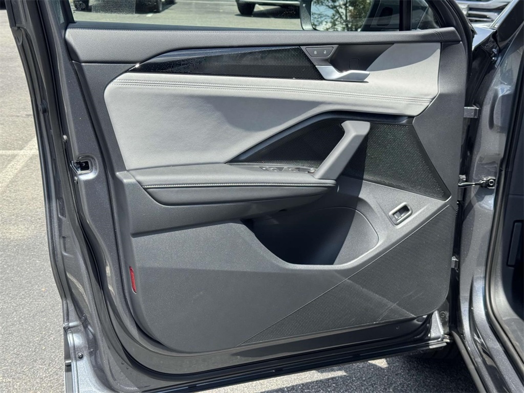 2025 Volkswagen Tiguan SE photo 25