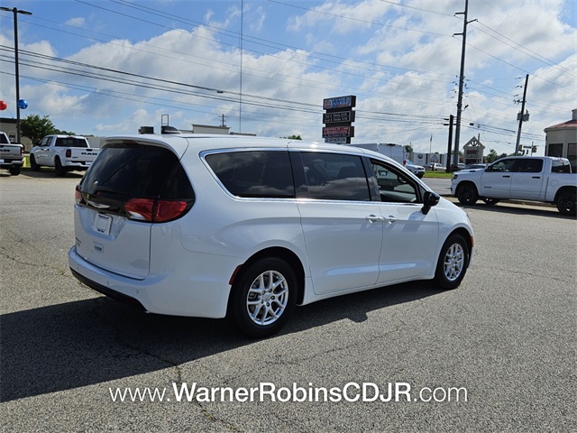2025 Chrysler Voyager LX photo 14