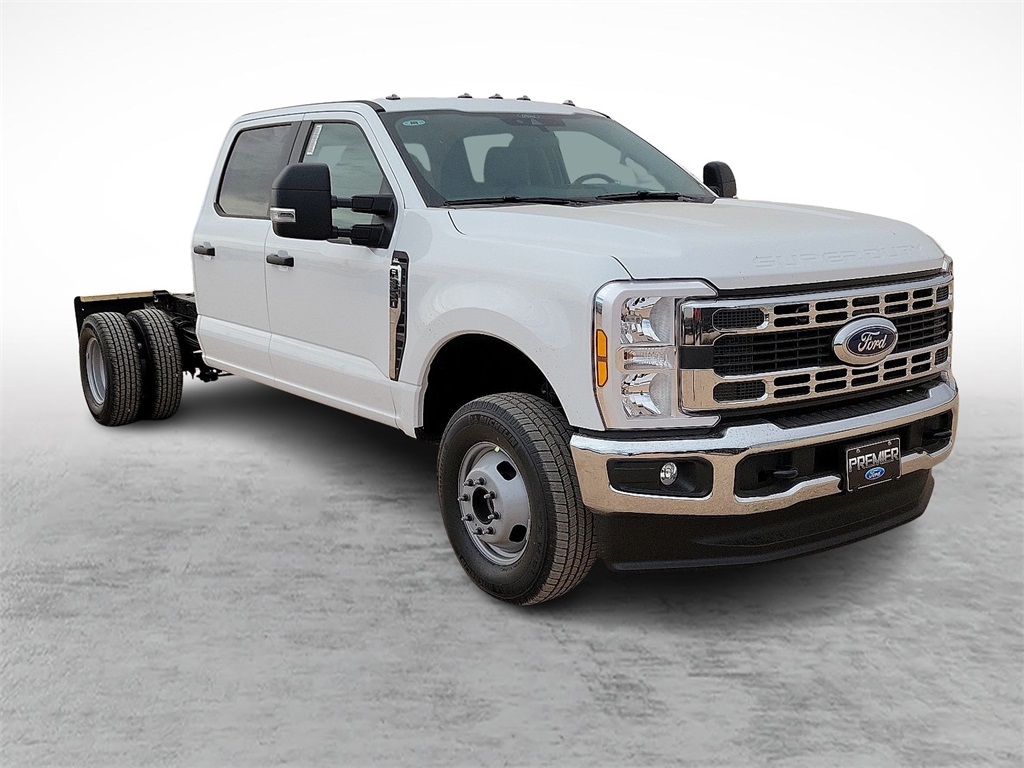2026 Ford F-350 Super Duty Chassis Cab XL's photo
