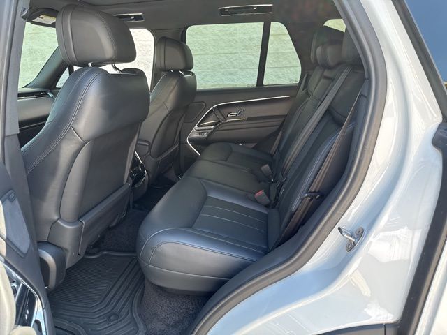 2023 Land Rover Range Rover SE photo 9