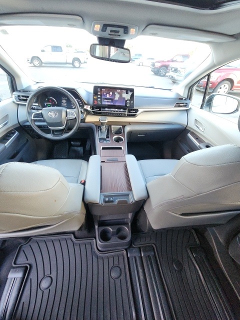 2023 Toyota Sienna XLE photo 11