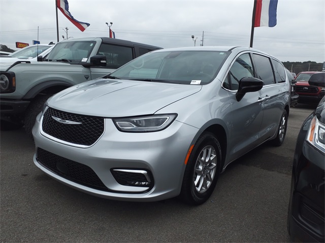 2024 Chrysler Pacifica Touring L's photo