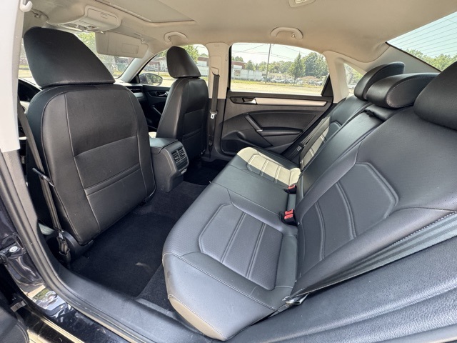 2021 Volkswagen Passat 2.0T SE photo 14