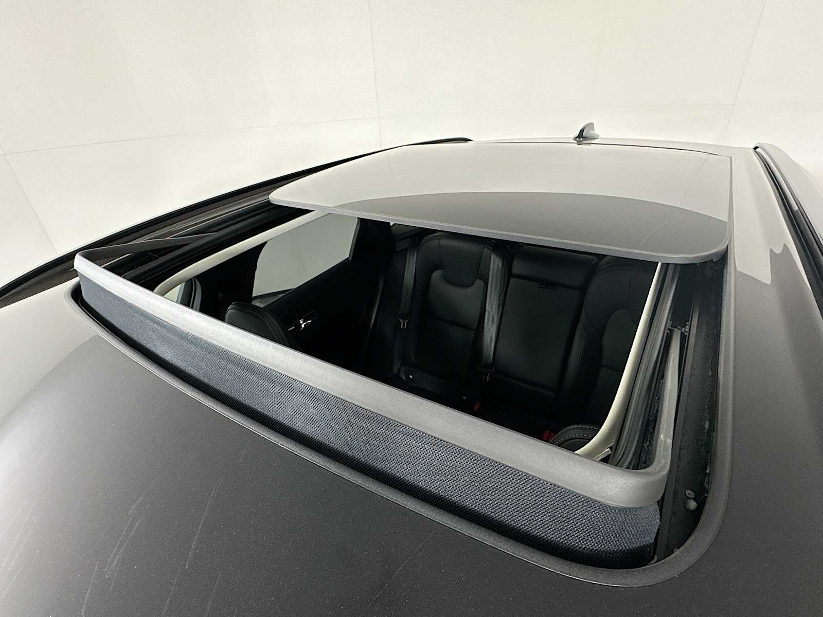 2025 Volvo XC60 photo 16