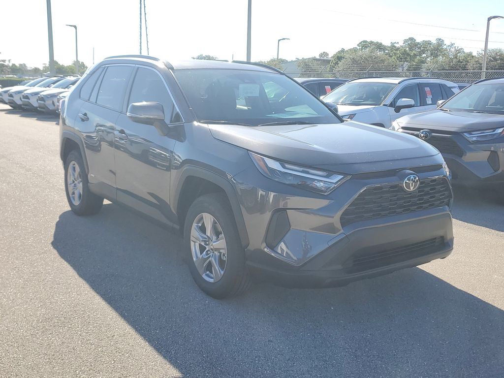 2025 Toyota RAV4 Hybrid XLE photo 3