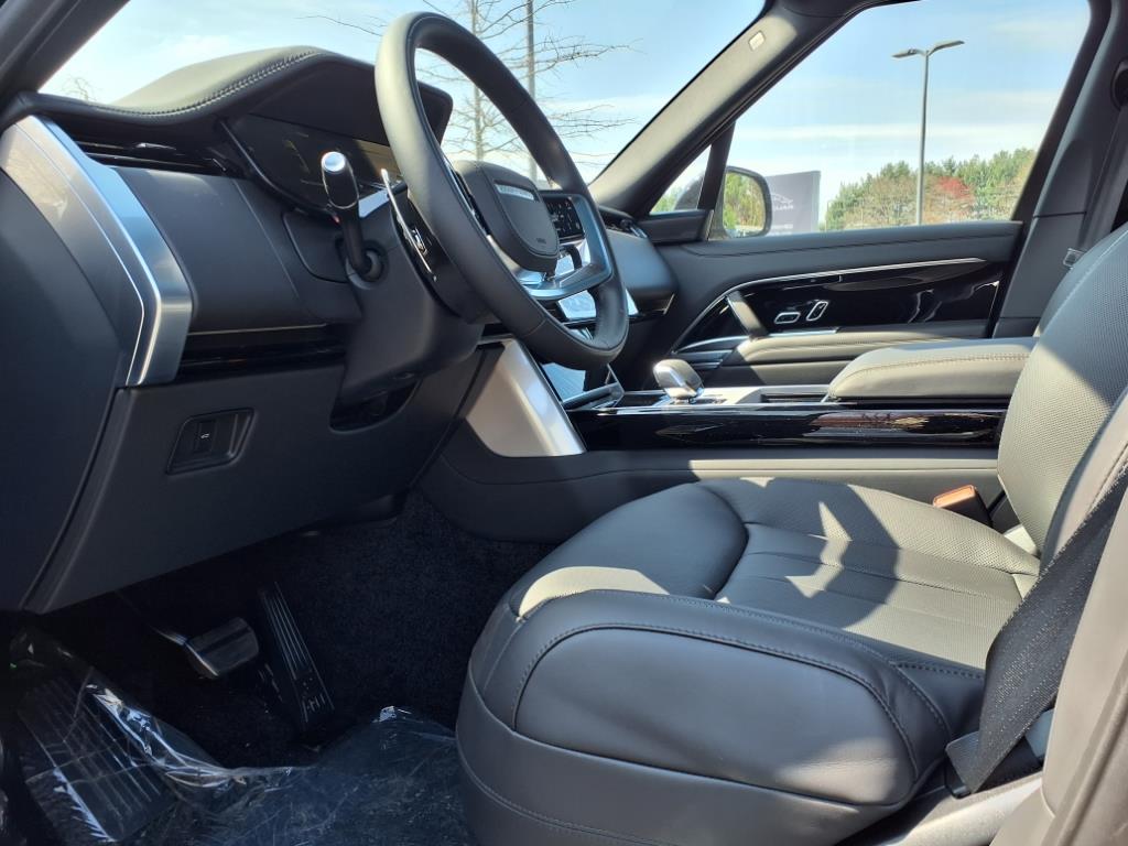2025 Land Rover Range Rover SE photo 16
