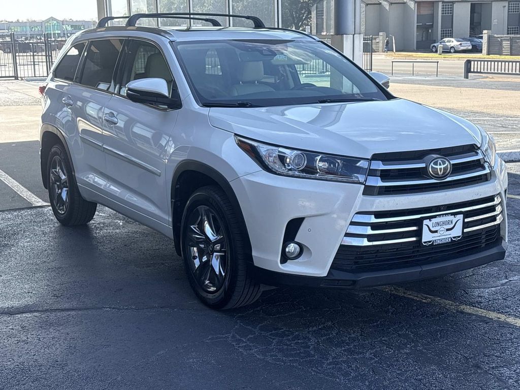2017 Toyota Highlander Limited Platinum's photo