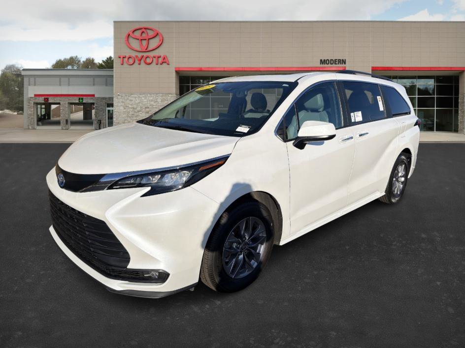 2025 Toyota Sienna XLE's photo